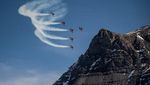 Warga Swiss Ramai-ramai Nonton Aksi Jet Tempur dari Puncak Gunung