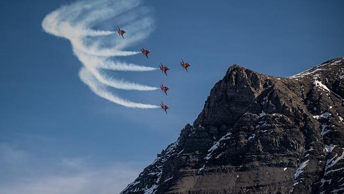 Serunya Nonton Aksi Pesawat Tempur dari Puncak Gunung A McDonnell Douglas F/A-18 Hornet of the Swiss Air Force performs during the annual live fire event over the Axalp in the Bernese Oberland, on October 19, 2022. - At an altitude of 2,200 meters above sea level, spectators attended a unique aviation display performed at the highest air force firing range in Europe. (Photo by Fabrice COFFRINI / AFP) (Photo by FABRICE COFFRINI/AFP via Getty Images)