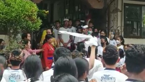Siswa SMPN 5 Denpasar menggelar demo menuntut kepala sekolah mundur, Kamis (20/10/2022).