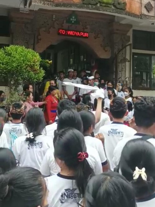 Siswa SMPN 5 Denpasar menggelar demo menuntut kepala sekolah mundur, Kamis (20/10/2022).