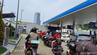  Antrean terlihat mengular di SPBU VIVO daerah Tendean, Jakarta Selatan. Foto: Hans Henricus/detikcom