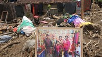 Terlihat ningkai foto milik salah satu keluarga yang terseret banjir.