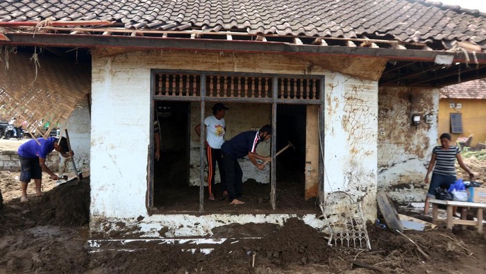 Suasana Terkini Pasca Banjir Bandang di Jembrana Bali Warga membersihkan rumahnya yang dipenuhi oleh lumpur akibat banjir bandang di Desa Tegal Cangkring, Jembrana, Bali, Kamis (20/10/2022). Banjir Bandang tersebut mengakibatkan 156 rumah warga terendam, tujuh jembatan putus dan 1 orang meninggal dunia.