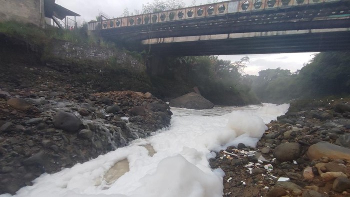 Sungai di Citeureup Bogor Berbusa