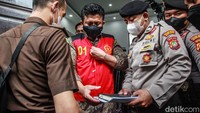 Sambo tampak memakai batik dengan rompi tahanan bernomor 01.