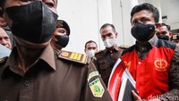 Atas dakwaan tersebut, jaksa penuntut umum pun menuntut Sambo dengan penjara seumur hidup pada 17 Januari 2023. Sambo diyakini jaksa bersama-sama dengan terdakwa lain melakukan pembunuhan berencana terhadap Brigadir Yosua Hutabarat dan merusak barang bukti elektronik terkait pembunuhan Yosua. (Foto: Ari Saputra/detikcom)