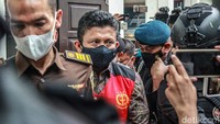 Sambo datang dengan pengawalan ketat.