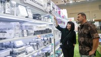 Pengunjung melihat produk alat rumah tangga di gerai Technoplast saat Trade Expo Indonesia (TEI) 2022 di Indonesia Convention Exhibition (ICE) BSD, Tangerang, Rabu (19/10/2022). 