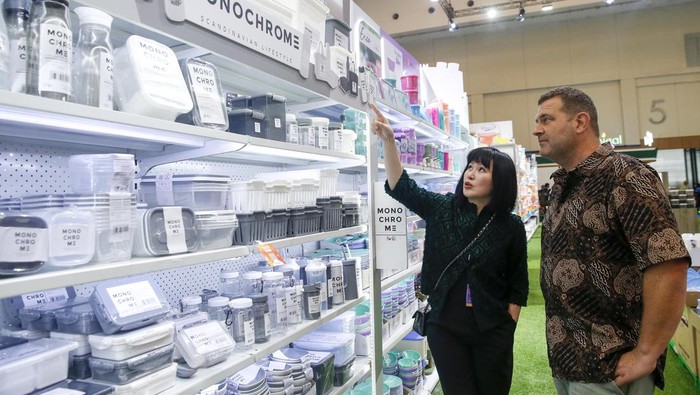 Direktur Utama PT. Homeco Victoria Makmur (HomeCo), Ellies Kiswoto, berbincang dengan salah seorang pengunjung Trade Expo Indonesia di ICE, BSD City, Tangerang, Banten.