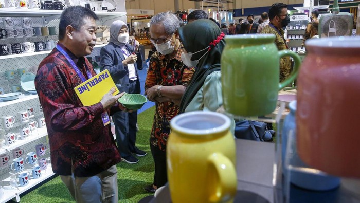 Direktur Utama PT. Homeco Victoria Makmur (HomeCo), Ellies Kiswoto, berbincang dengan salah seorang pengunjung Trade Expo Indonesia di ICE, BSD City, Tangerang, Banten.