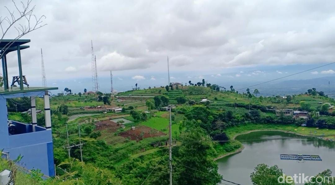 Ada mitos putus cinta di Telaga Wahyu, Magetan. Mitosnya, sepasang kekasih yang datang ke telaga tersebut akan berakhir kisah asmaranya.
