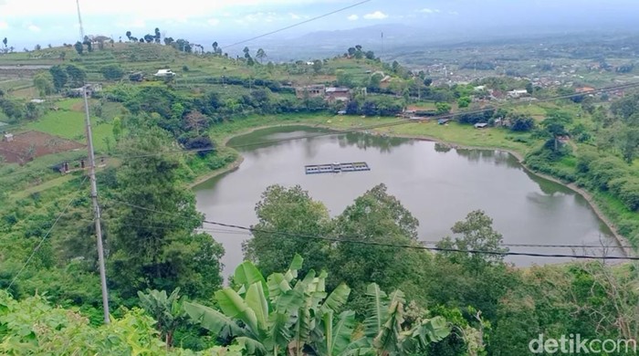 Ada mitos putus cinta di Telaga Wahyu, Magetan. Mitosnya, sepasang kekasih yang datang ke telaga tersebut akan berakhir kisah asmaranya.