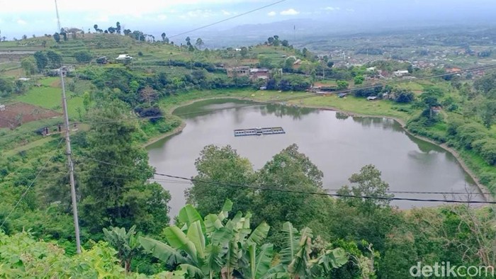 Ada mitos putus cinta di Telaga Wahyu, Magetan. Mitosnya, sepasang kekasih yang datang ke telaga tersebut akan berakhir kisah asmaranya.