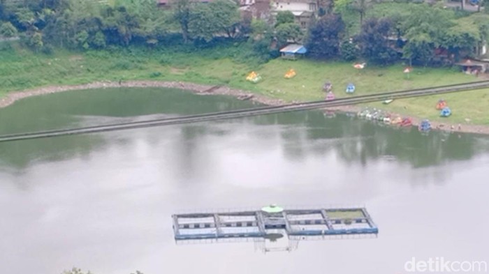 Ada mitos putus cinta di Telaga Wahyu, Magetan. Mitosnya, sepasang kekasih yang datang ke telaga tersebut akan berakhir kisah asmaranya.