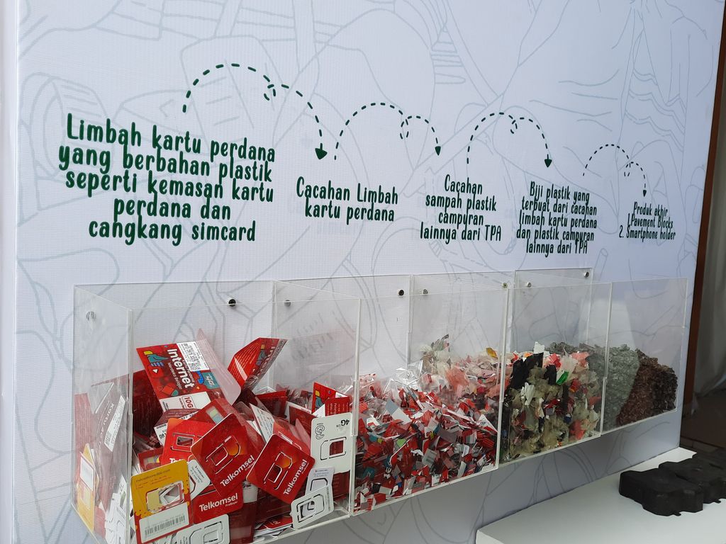 Telkomsel Sulap Plastik Bekas Kartu SIM Jadi Paving Block dan Smartphone Holder (CNBC Indonesia/Intan Rakhmayanti Dewi)