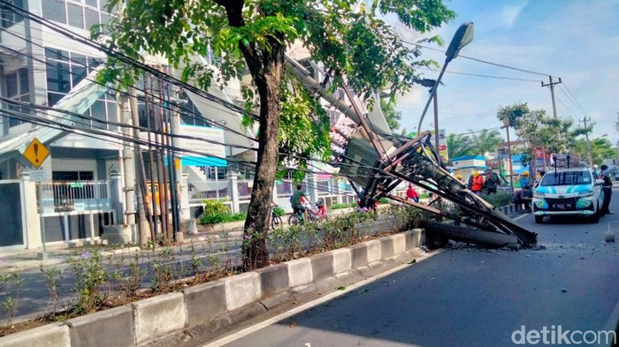 Tiang listrik ambuk bikin arus lalin Jalan Yos Sudarso, Kecamatan Serengan, Solo, dialihkan, Kamis (20/10/2022).