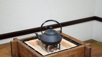  Irori bisa digunakan untuk memasak atau memanggang berbagai macam makanan. Mereka juga punya tumpuan untuk tempat teko air. Foto: grapee.jp
