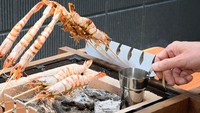 Dengan bantuan arang, alat panggang khas Jepang ini bisa memanggang makanan apa saja, termasuk sate udang. Foto: grapee.jp