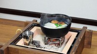 Irori juga bisa dibuat untuk masak sup nih. Tetap menggunakan kayu bakar, tetapi bawahnya disanggah dengan alat bantu lain. Sup apa ya ini? Foto: grapee.jp