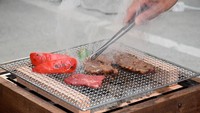 Wow! Irori dilengkapi dengan pengaturan khusus untuk membakar sate. Ini juga dibuat agar tusuk sate tidak berputar sendiri saat dipegang. Foto: grapee.jp
