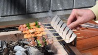 Biasanya alat panggang ini digunakan untuk menikmati momen barberkue-an. Bisa untuk memanggang daging, ikan, hingga sate-satean seperti ini. Foto: grapee.jp