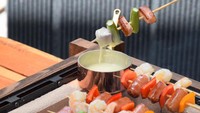 Alat panggang ini sekaligus bisa memanaskan saus bumbu keju loh. Jadi momen barbeque tambah seru. Foto: grapee.jp