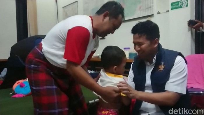 Wagub Jatim meninjau korban banjir di Trenggalek