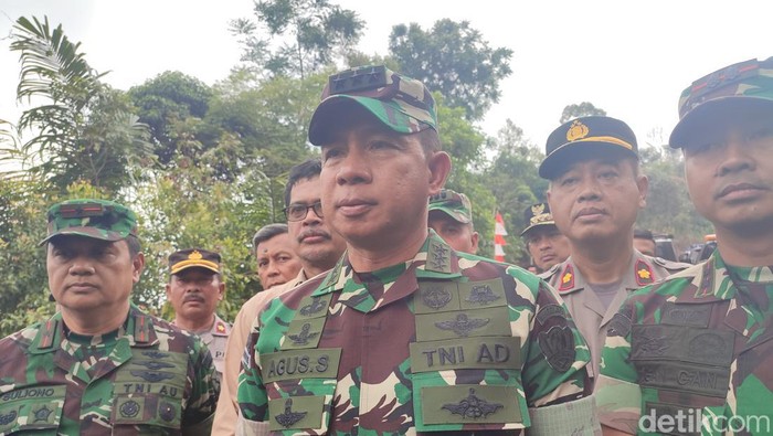 Wakasad Letjen TNI Agus Subiyanto meninjau pembangunan jalan penghubung antara Desa Banyu Asih, Kecamatan Cigudeg, dengan Desa Rabak, Kecamatan Rumpin