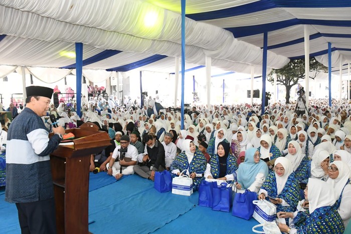 Wakil Ketua MPR RI Hidayat Nur Wahid (HNW) menghadiri peringatan Maulid Nabi Muhammad SAW dan Tablig Akbar di Islamic Centre Bekasi.