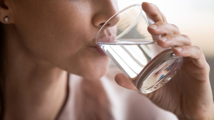 Ini 7 Waktu Minum Air Putih dan Takaran Tepat Menurut Ahli Gizi