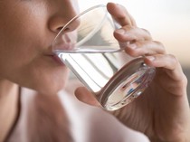 Begini Cara Minum Air yang Tepat Saat Makan agar Tak Ganggu Lambung
