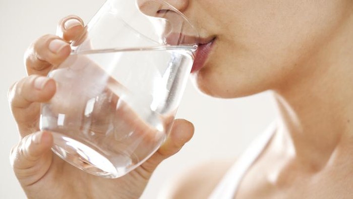 Ini 7 Waktu Minum Air Putih dan Takaran Tepat Menurut Ahli Gizi