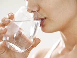 Ini 7 Waktu Minum Air Putih dan Takaran Tepat Menurut Ahli Gizi