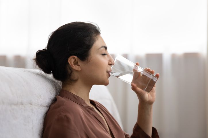 Ini 7 Waktu Minum Air Putih dan Takaran Tepat Menurut Ahli Gizi