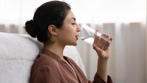 Ini 7 Waktu Minum Air Putih dan Takaran Tepat Menurut Ahli Gizi