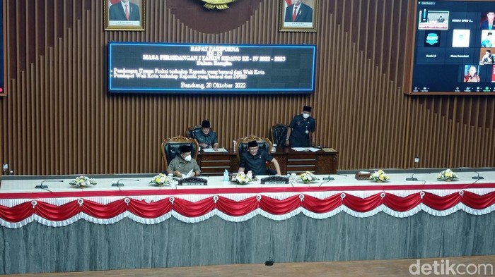Wali Kota Bandung Yana Mulyana mengusulkan dua rancangan peraturan daerah (raperda) ke DPRD.