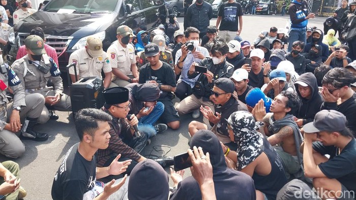 Wali Kota Malang Sutiaji menemui massa suporter demo Tragedi Kanjuruhan