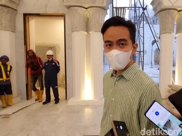 Wali Kota Solo Gibran Rakabuming Raka usai meninjau Masjid Sheikh Zayed Al-Nahyan, Kamis (20/10/2022).