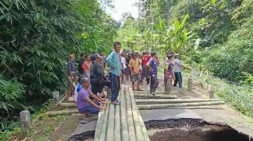 Warga Desa Geluntung, Marga, Tabanan, Bali, membuat jembatan darurat secara swadaya, Kamis (20/10/2022).