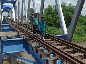 Jembatan KA Mojo Solo Jadi JPO Dadakan, KAI: Perlintasan Aktif, Berbahaya!