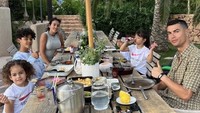 Saat sedang tidak berlaga di lapangan, Cristiano Ronaldo menikmati momen kumpul bersama keluarganya. Ini potret ia, sang istri, dan anak-anaknya makan bersama.