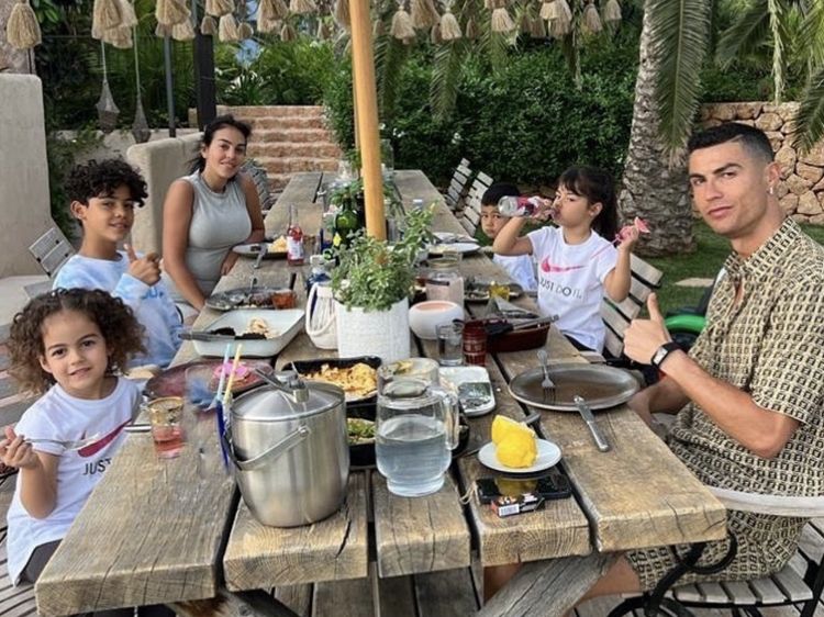 10 Momen Kulineran Cristiano Ronaldo dan Keluarga yang Seru