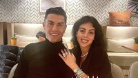 Pasangan Georgina Rodriguez ini merayakan ulang tahun ke-37 dengan meriah. Ia diberi kue enak berbentuk CR7 yang merupakan identitas ikoniknya.