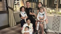 Menyambut tahun 2022 kemarin, Cristiano Ronaldo pilih habiskan waktu bersama keluarga. Sehabis makan enak, ia dan Georgina menikmati segelas champagne.