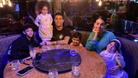 Bukti lain kalau keluarga Cristiano Ronaldo begitu hangat dan kompak. Mereka tak ragu habiskan waktu makan bersama di restoran. Kira-kira pesan makanan apa ya?