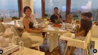 Sambil berbincang santai di meja makan, Ronaldo mengingatkan istri dan anak-anaknya prinsip kehidupan yang mereka pegang. Intimacy, Honesty, Commitment, You, Me, Us.