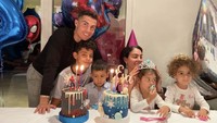 Pria kelahiran Portugal ini merayakan ulang tahun sang anak. Ada kue tema SpiderMan dan Frozen yang menggemaskan!