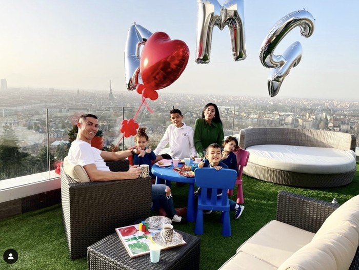 10 Momen Kulineran Cristiano Ronaldo dan Keluarga yang Seru 10 Momen Kulineran Cristiano Ronaldo dan Keluarga yang Seru