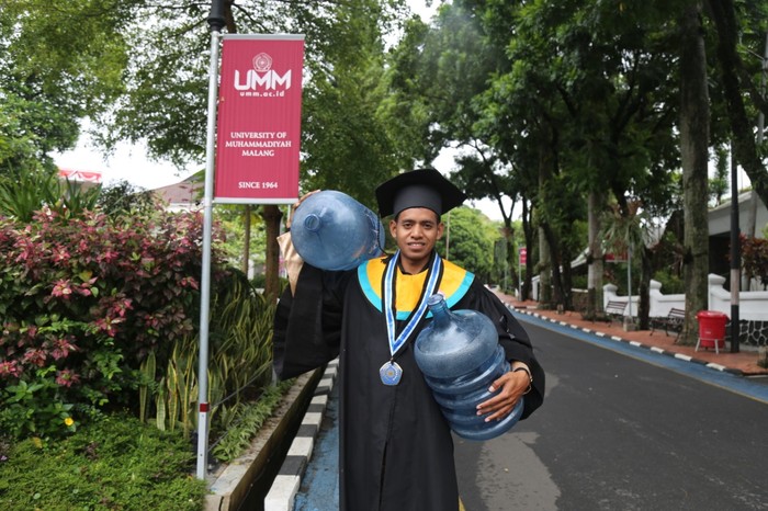 Alex Tena, Mahasiswa UMM yang Jual Galon Demi Biaya Kuliah.