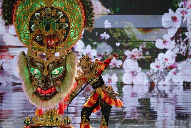 68 ratu kecantikan dari berbagai negara memamerkan pesona mereka dalam Kontes National Custome di ajang Miss International 2022, Kamis, (20/10/2022). Penampilan peserta Indonesia, Andina Julie yang menjadi tuan rumah, tentu paling dinantikan. Andina pun tampil memulau ketika membawakan busana terinspirasi reog.Foto: Kenny Gida/Detikcom